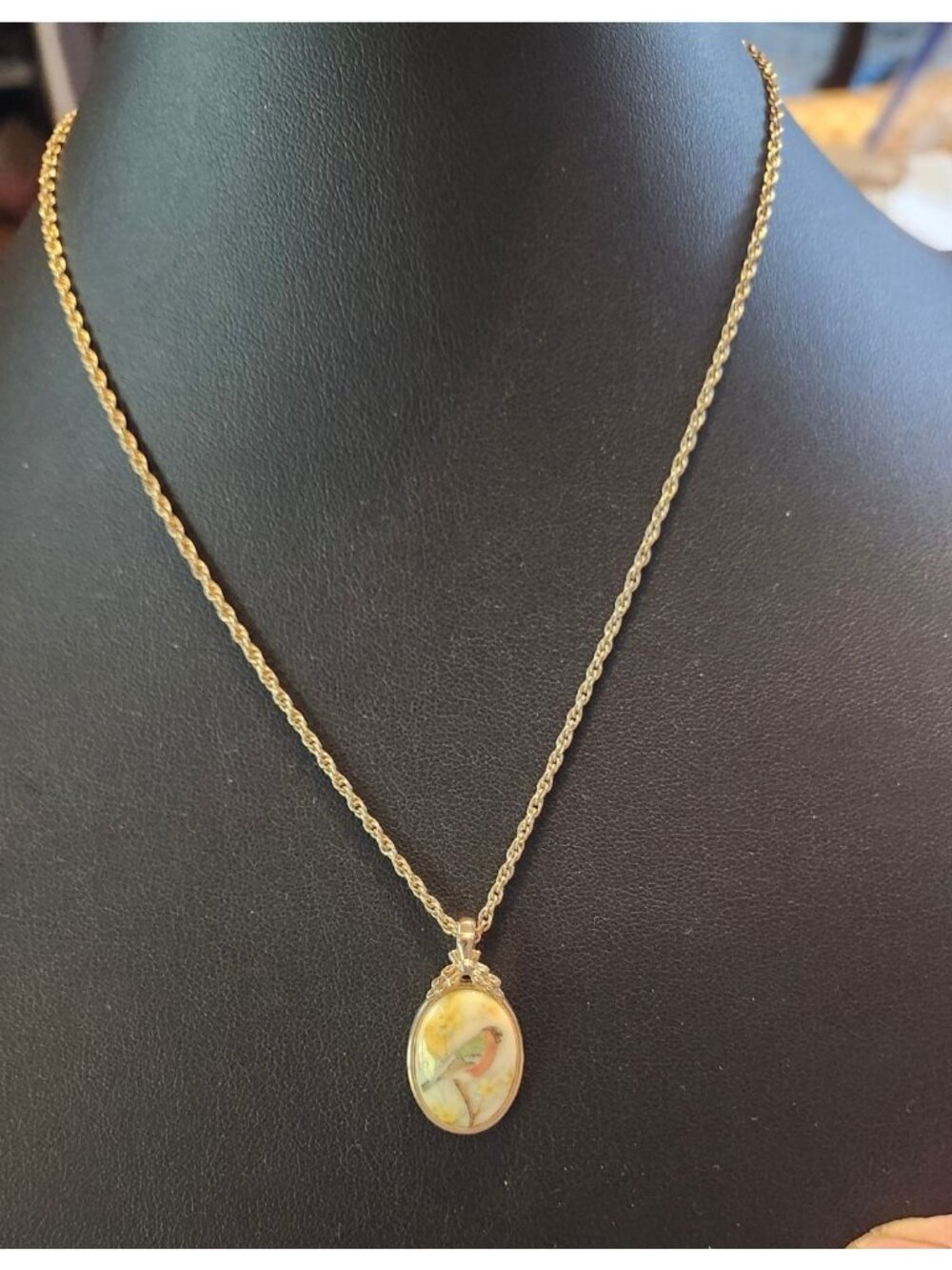Whiting & Davis Vintage Gold Tone Necklace Porcelain Bird Pendant - Picture 4 of 8